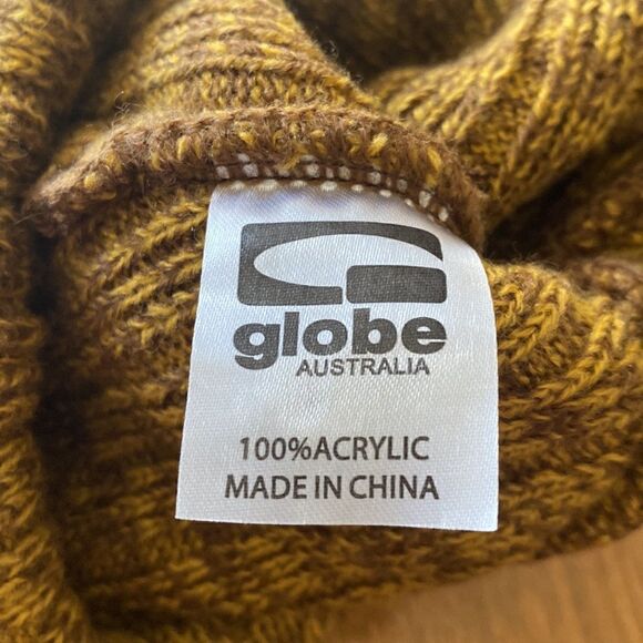 NWOT  GLOBE  beanie - Picture 4 of 4